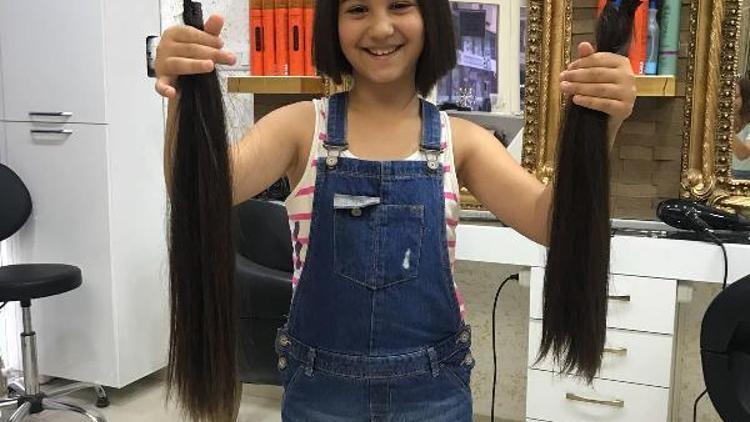 Küçük Elif, kestirdiği saçlarını kanser hastaları için bağışladı