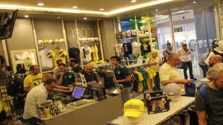 Fenerbahçeli taraftarlar, Adana Optimum’da buluştu