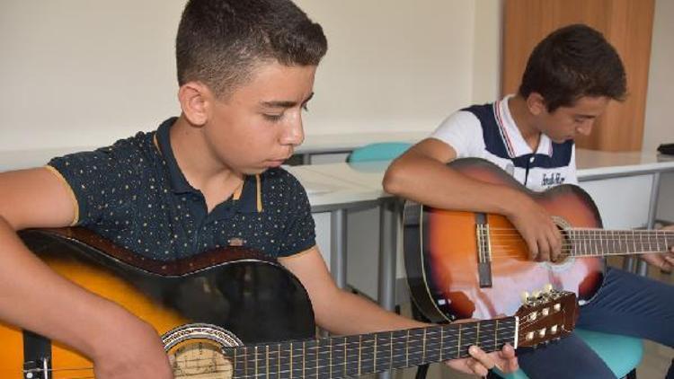 Öğrenciler yaz tatilin keyfini gitar çalarak geçiriyor