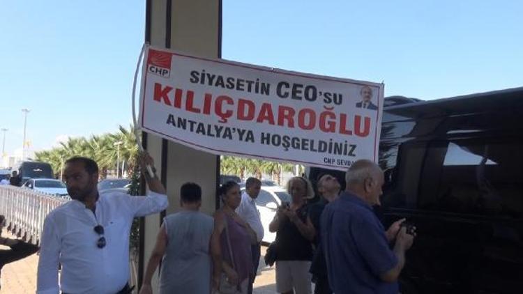 Kılıçdaroğluna Siyasetin CEOsu pankartıyla karşılama
