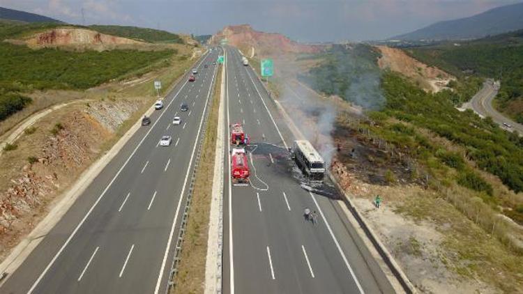 Otoyolda otobüs yandı; uzun araç kuyruğu oluştu