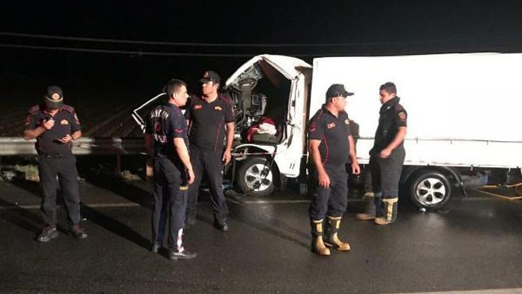 Traktörle kamyonet çarpıştı: 1 ölü, 2 yaralı