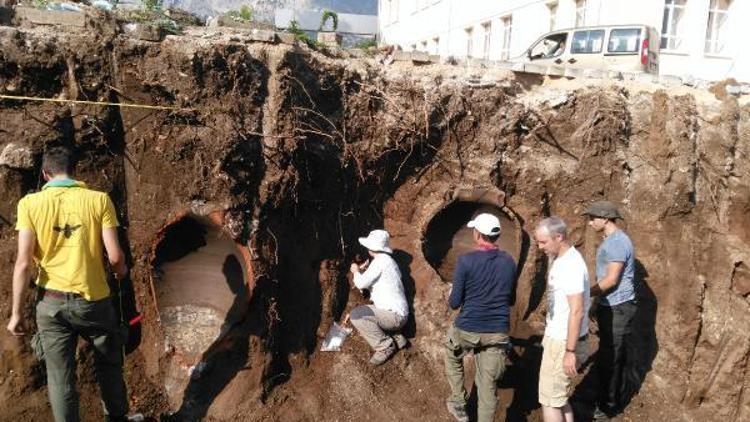 Duvar inşaatında tarihi 2 küp ve insan iskeletleri bulundu