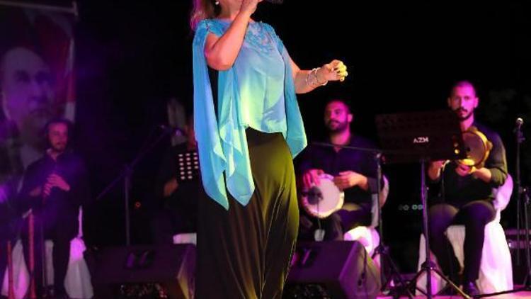 Gece Pazarında Türk müziği konseri