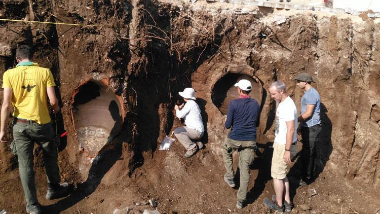 Duvar inşaatında tarihi 2 küp ve insan iskeletleri bulundu