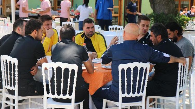 Sözleşme imzalamayan futbolcular mangal partisi yaptı