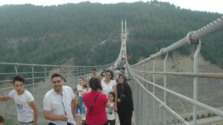 Keresteci başkanın projesi köprüyü belediye işçileri yaptı; ziyaretçi akınına uğruyor