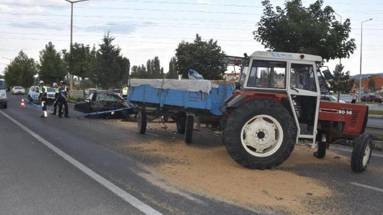 Otomobil traktöre arkadan çarptı: 3 yaralı