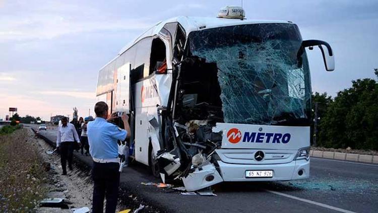 Yolcu otobüsü TIRa çarptı Çok sayıda yaralı