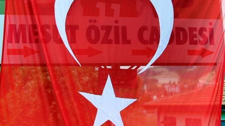 Zonguldaktaki Mesut Özil tabelasının açılış töreni yapıldı