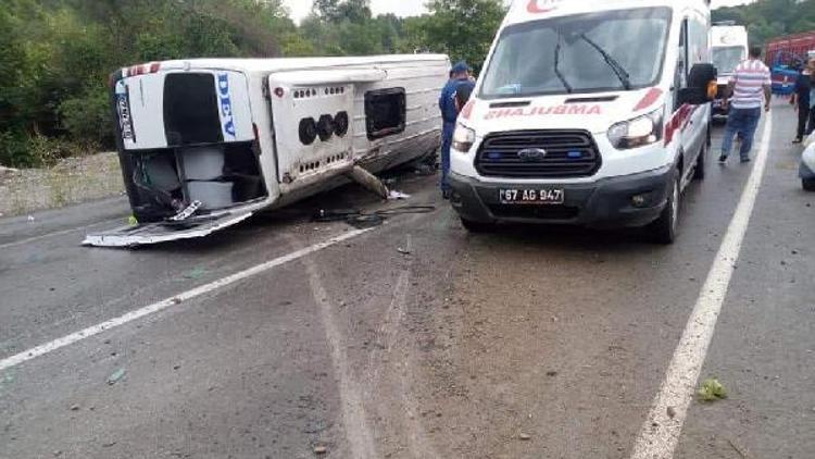Zonguldakta yolcu minibüsü devrildi: 10 yaralı
