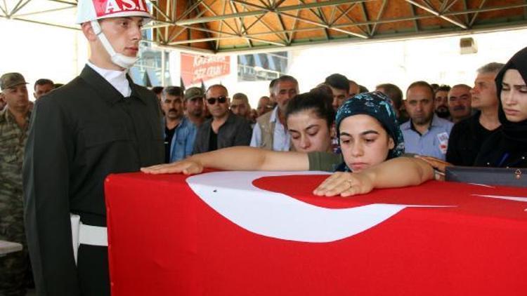 Şehit sözleşmeli er, gözyaşlarıyla son yolculuğuna uğurlandı