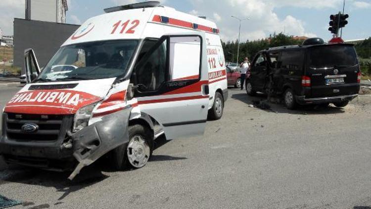 Hamile kadını hastaneye götüren ambulans iki araca çarptı: 3 yaralı