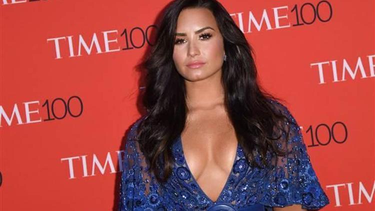 Ünlü şarkıcı Demi Lovato hastaneye kaldırıldı