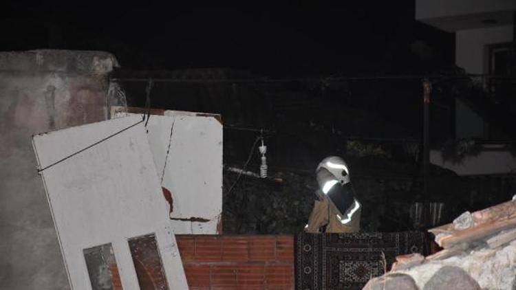 İzmirde tek katlı ev, çıkan yangında harabeye döndü (2) Yeniden