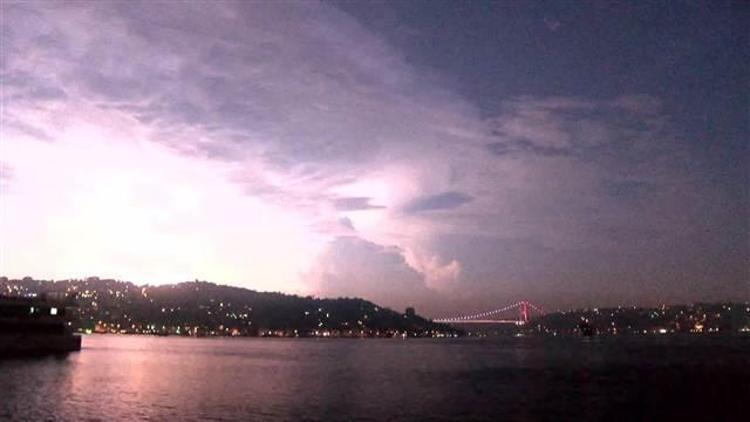 Şimşekler İstanbul’da geceyi aydınlattı