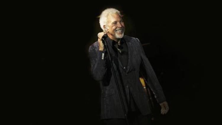 Tom Jones, kulisin zeminine halı, duvarına siyah perde istedi