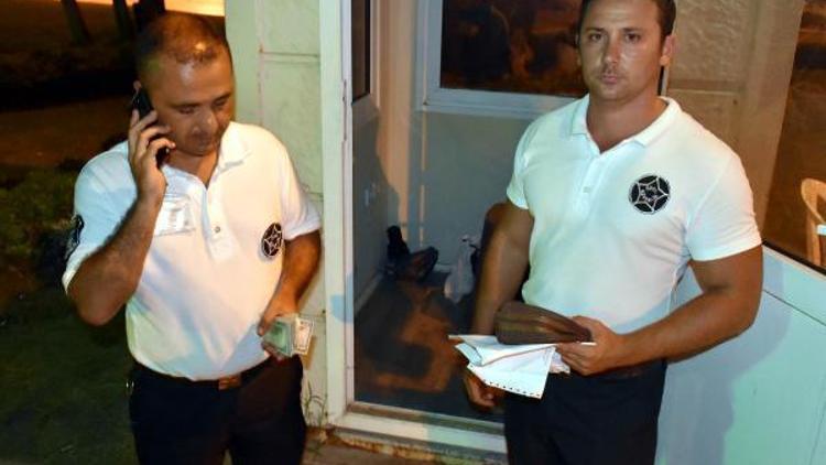 İçinde dolar bulunan çantayı polise teslim eden güvenlikçilere ikramiye