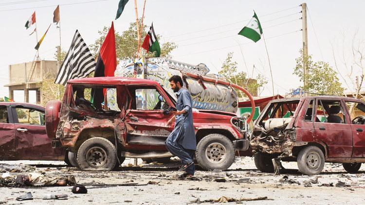 Pakistan’da seçim günü kanlı geçti