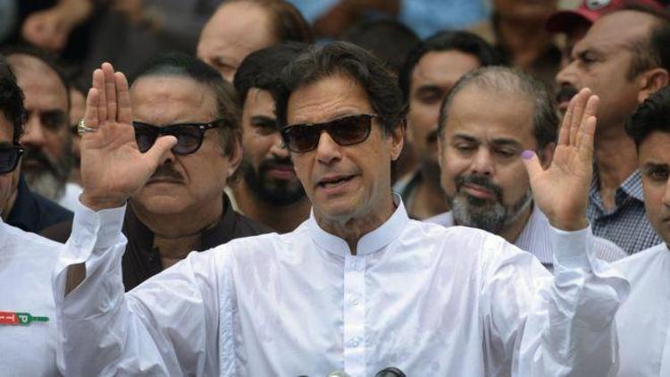 Pakistan seçimlerinde eski kriketçi İmran Han önde, rakipleri Hile yapıldı diyor