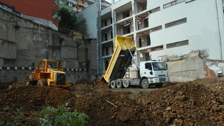 Sütlücede çöken bina; toprak kaymasına neden olan temel çukuru dolduruluyor