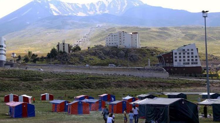 Sıcaktan bunalanlar Erciyes Dağındaki kampta kalıyor