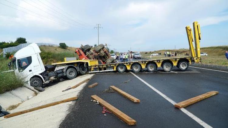 Vinç yüklü TIR devrildi, Türkiyeyi Yunanistana bağlayan yol kapandı