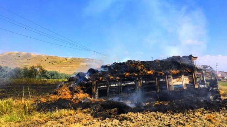 Elektrik tellerine değen saman yüklü kamyon yandı, sürücü yaralandı