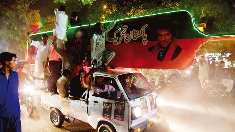 Pakistan’da seçim bitti tartışma başladı: İmran Han zaferini ilan etti