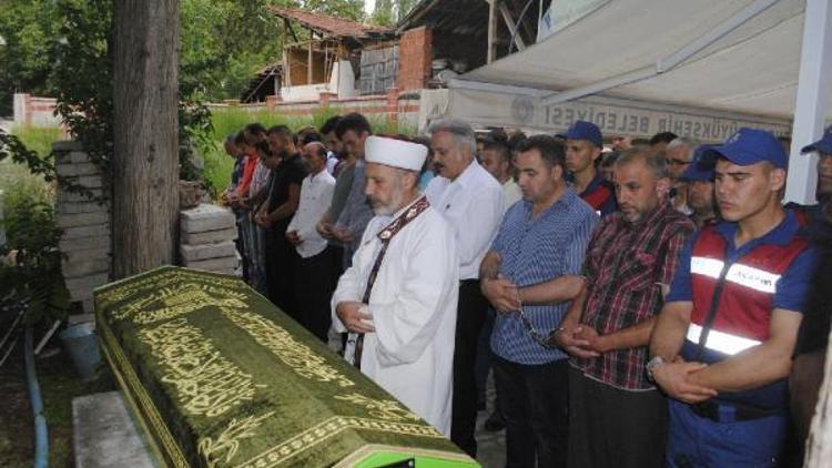 Yağmur suyunu temizlerken akıma kapılıp ölen adam toprağa verildi