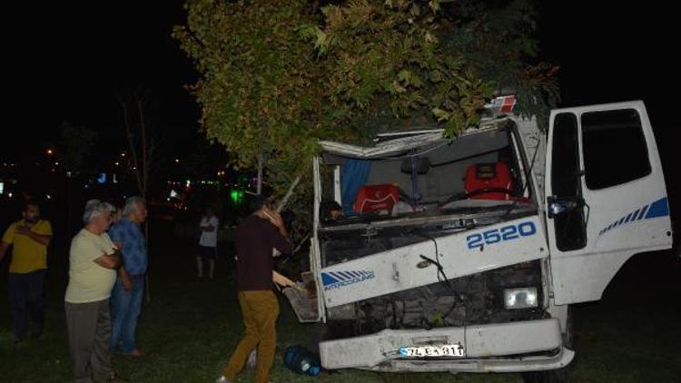 Ağaçlara çarpan kurban yüklü kamyonun sürücüsü yaralandı