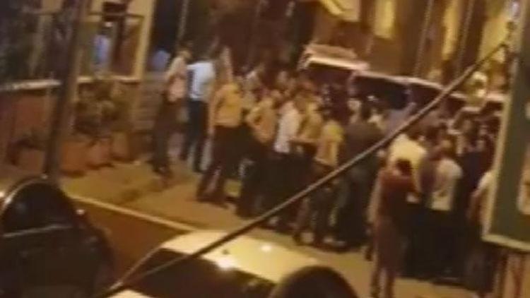 İstanbulda bir ilçeyi karıştıran olay... Çocukları taciz ettiği iddia edilen kişiyi linç edilmekten polis kurtardı