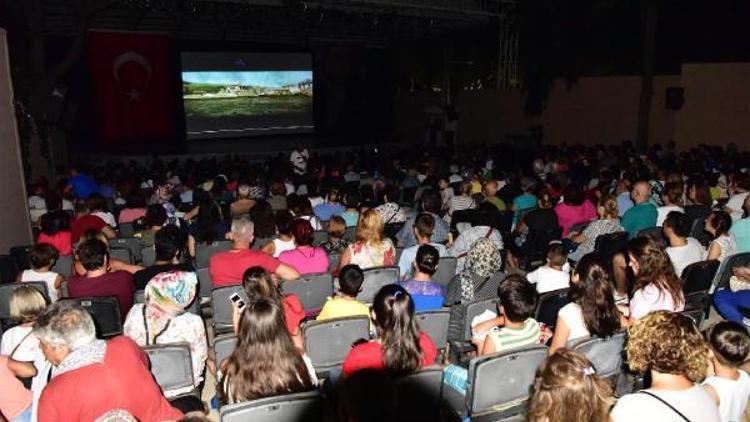 Bornovada açıkhavada sinema keyfi