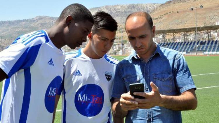 (ÖZEL) Diyarbakıra gelen Kolombiyalı futbolcular, çeviri programıyla anlaşıyor