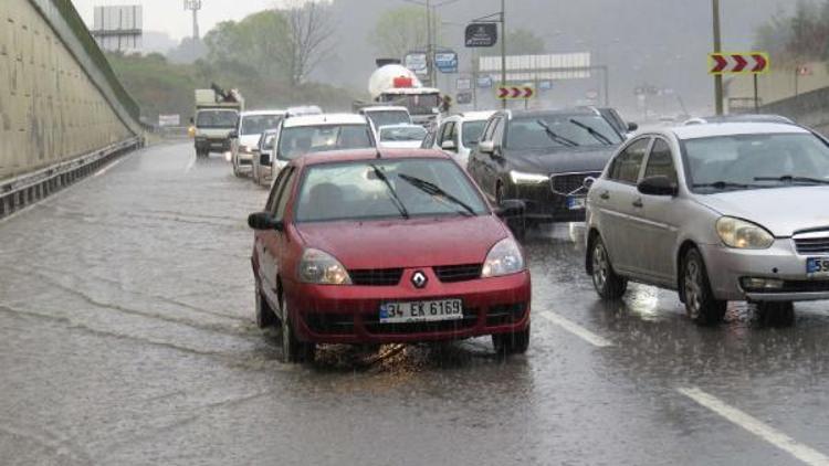 Yağmura yakalanan sürücüler zor anlar yaşadı