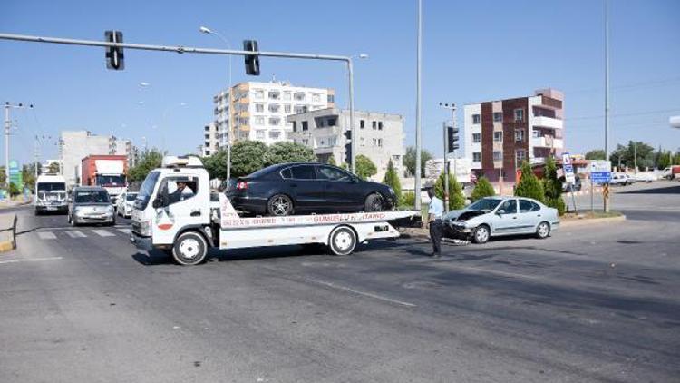Hilvan’da otomobiller çarpıştı: 2 yaralı