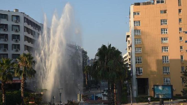 Patlayan su borusundan fışkıran su 30 metre yükseldi