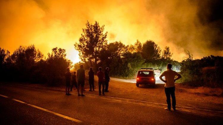 Brezilyada 8 otobüs ateşe verildi, kamu binalarına ateş açıldı