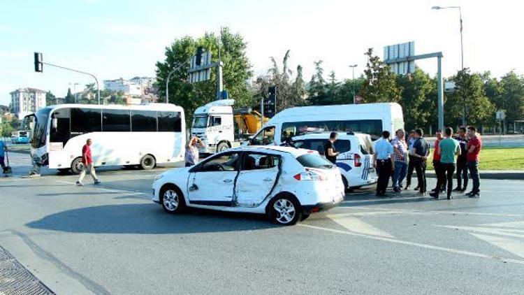 Çevik Kuvvet polislerini taşıyan midibüs ile otomobil çarpıştı: 5 yaralı