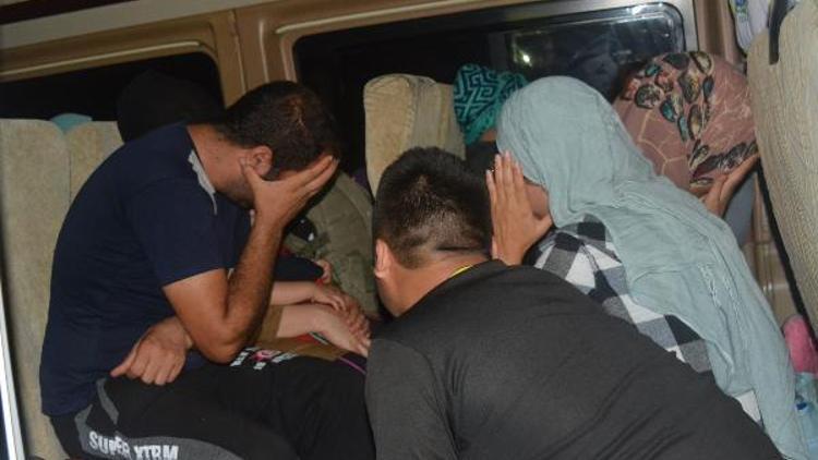 Şoförün terk ettiği minibüs içinde 25 kaçak göçmen yakalandı