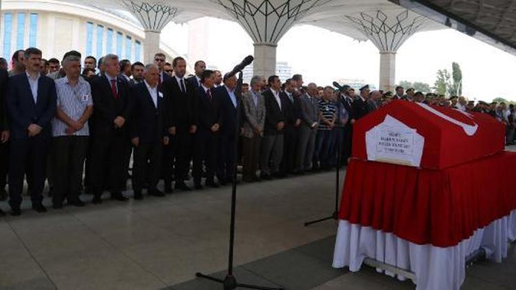 Otomobilin çarpması sonucu şehit olan polis, son yolculuğuna uğurlandı