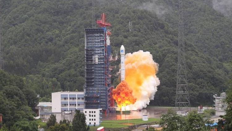 Çin uzaya ikiz navigasyon uydusu gönderdi