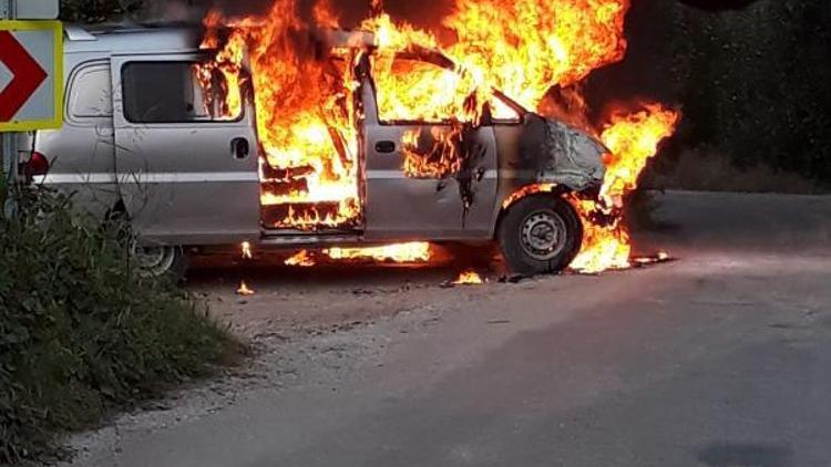 Şeftali çaldılar, kaçarken minibüsleri alev alev yandı