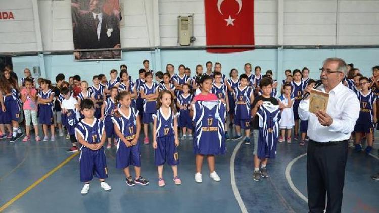 Başkan Özacar, basketbol yaz okuluna katılan öğrencilere forma ve kitap hediye etti