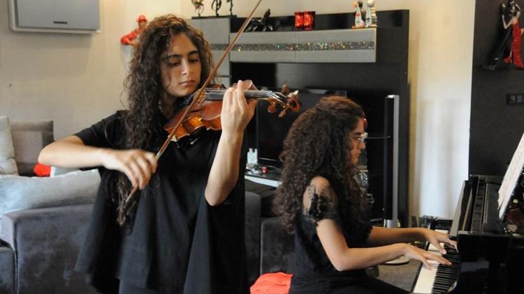 İkiz müzisyenler Rusyanın önemli okuluna kabul edildi