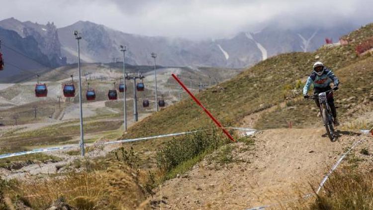 Uluslararası Downhill Bisikleti Kupası Erciyes’te düzenlendi