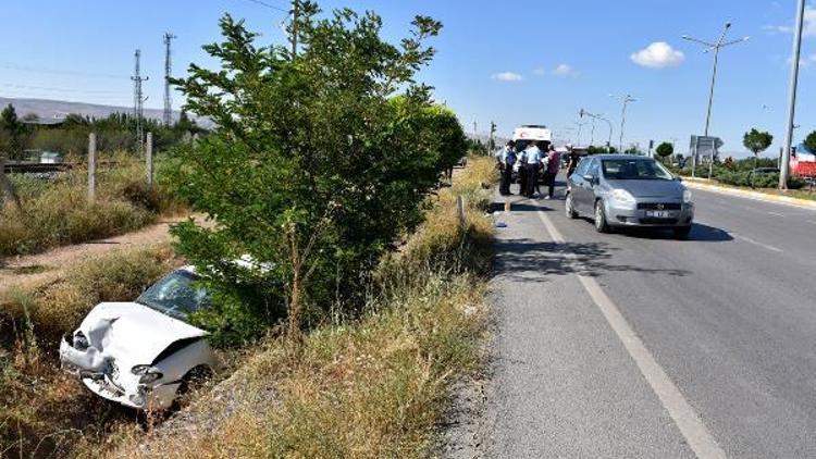 Sivasta kavşakta iki otomobil çarpıştı: 5 yaralı