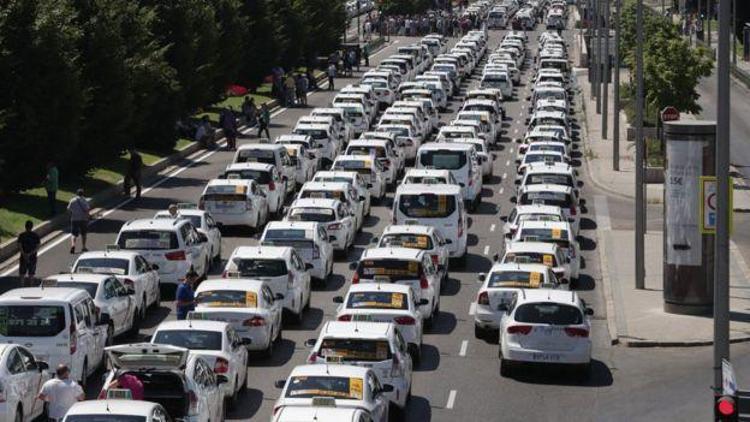 İspanyol taksiciler Uber ve benzer şirketleri protesto için yol kapattı