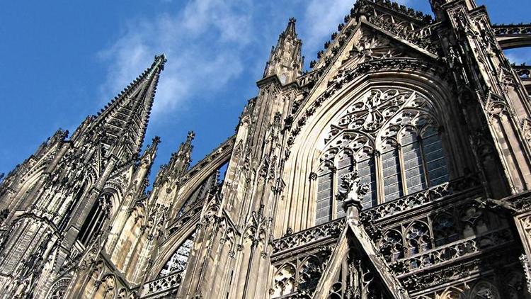 Köln Katedralini ziyaret edenlere dağıtılan örtüler kayboldu