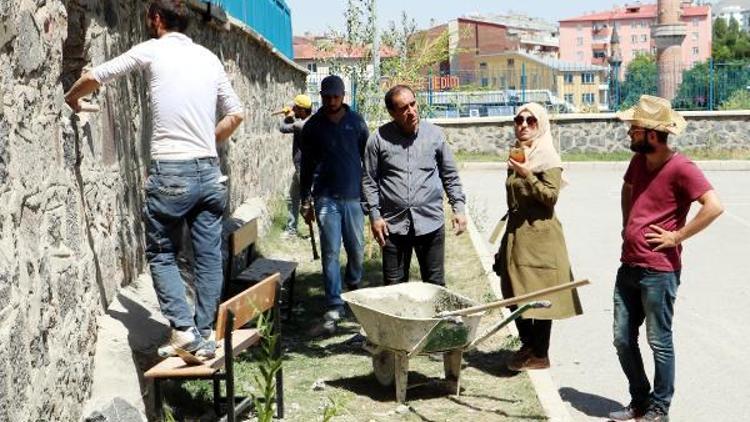 Okulun bahçe duvarındaki mezar taşları söküldü